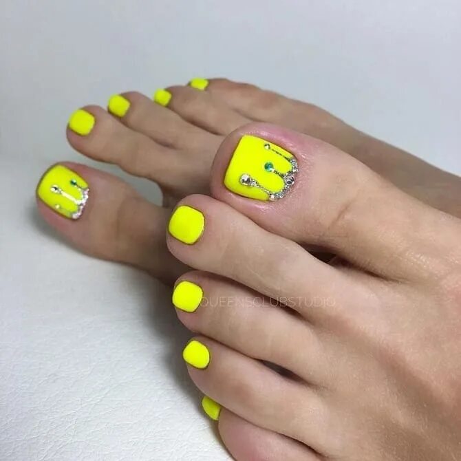 Lovely yellow toes Neon toe nails, Yellow toe nails, Pretty toe nails