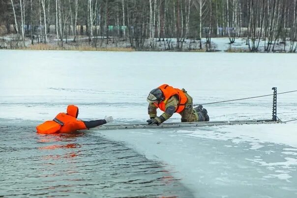 Лед сегодня на каком канале. Спасатель МЧС на льду. Спасатели на озере зимой. Камчатские спасатели учения лед.