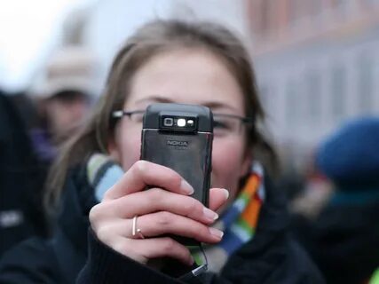 Фото человека в телефоне