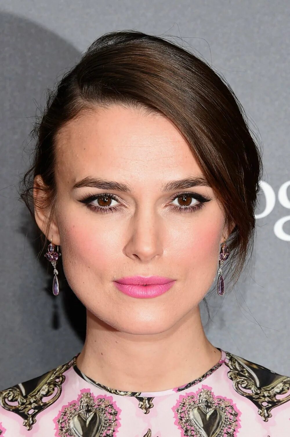 анджелина джоли анфас. кира найтли макияж. оливия уайлд прически. оливия уайлд скулы. квадратное лицо у женщин.