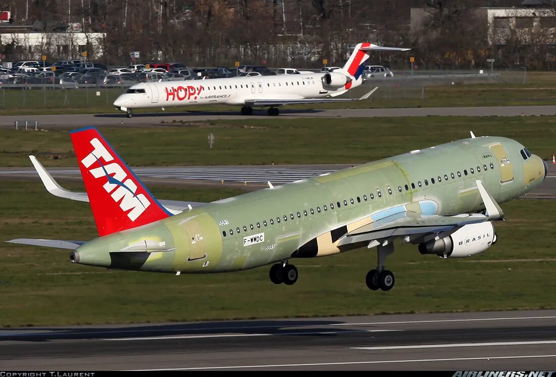 Аэробус а320 214. Airbus a320 sharklets. Airbus a320 sharklets. Аэробус шарклет а320. Airbus a320 sharklets.
