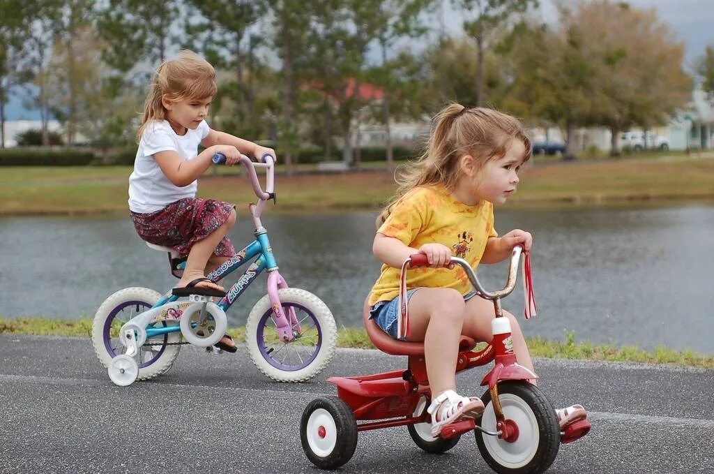 Какой велосипед купить ребенку 10 лет. Дети с велосипедом. Велосипед детский. Велосипед детский трехколесный. Маленький велосипед для ребенка.