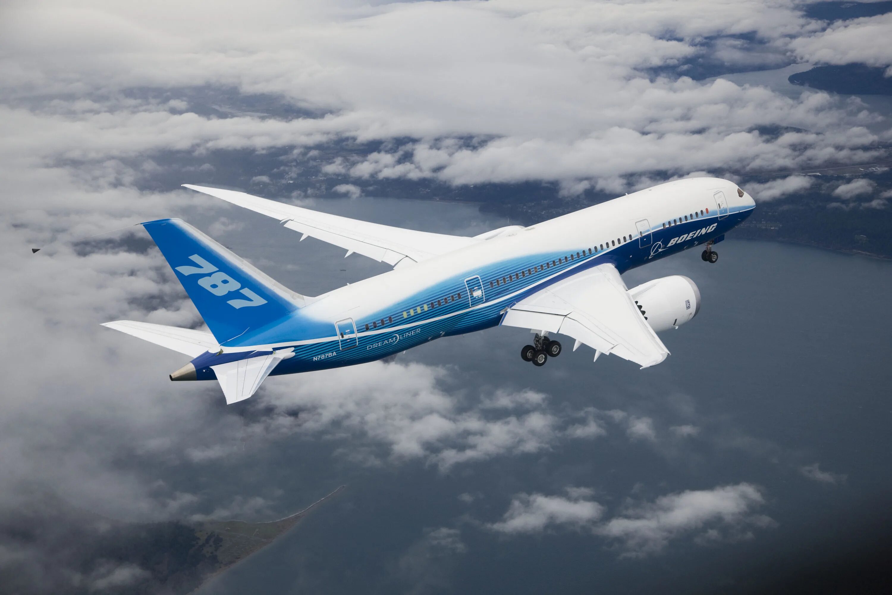 Боинг 787. Самолет пассажирский Боинг 787. Боинг 787 Дримлайнер первый полет. Боинг 787 Дримлайнер в небе.