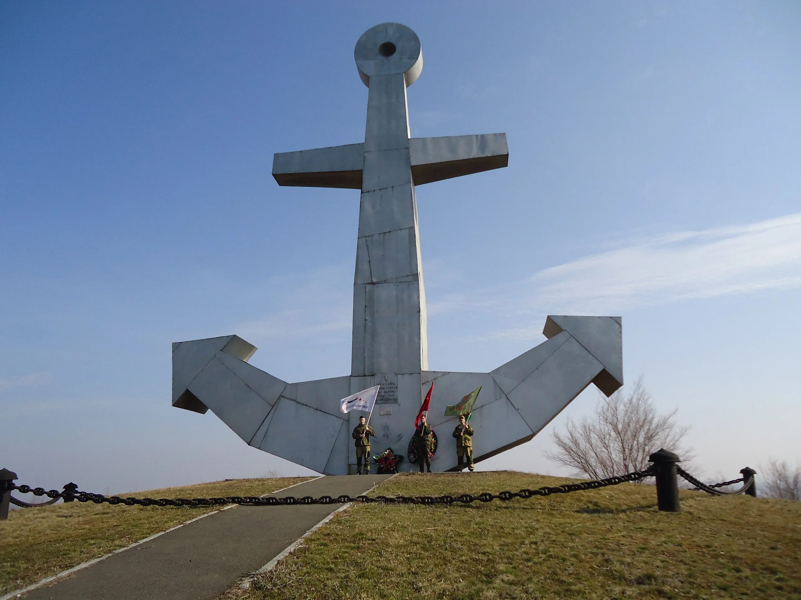 Поселок матвеев курган ростовская область. Поселок Матвеев Курган Ростовской. Матвеев Курган мемориал. Памятники Матвеево-Курганского района Ростовской области. Памятник якорь Матвеев Курган.