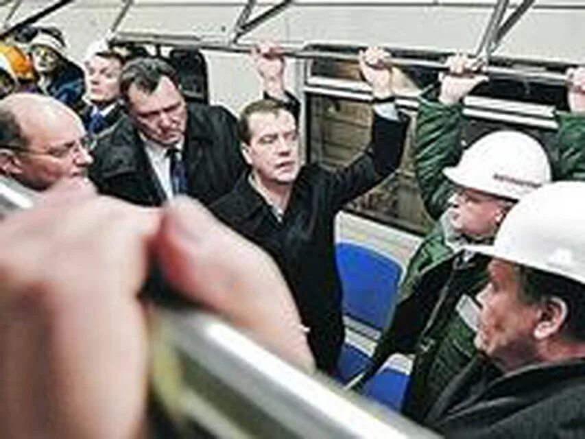Смена правительства после выборов. Медведев в метро. Медведев в метро СПБ. Медведев спустился в метро.