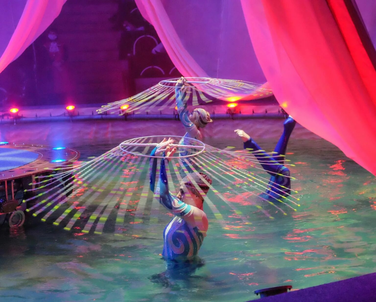 представление одиссея цирк. одиссея цирк на фонтанке. цирк на фонтанке одиссей. цирк на фонтанке одиссей. одиссея мюзикл на воде цирк санкт-петербург.