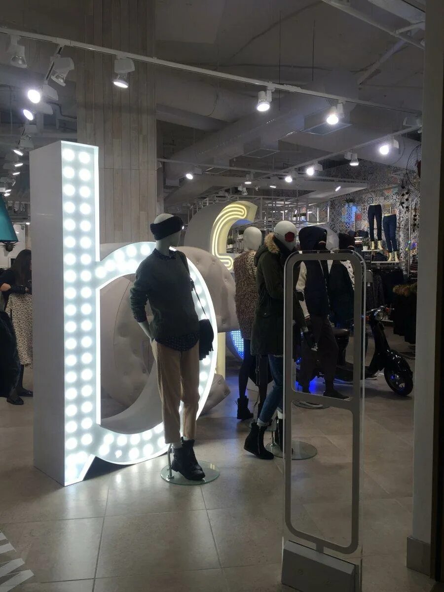 Befree витрина. Befree магазин. Бифри галерея. Befree галерея спб. Открытие befree галерея спб 2023.