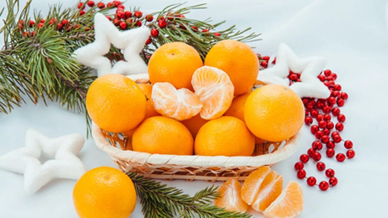 Мандарины новый год. Ассоциировался с мандаринами. Новогодний мандарин. Ассоциировался с мандаринами. Новый год мандарины елка.