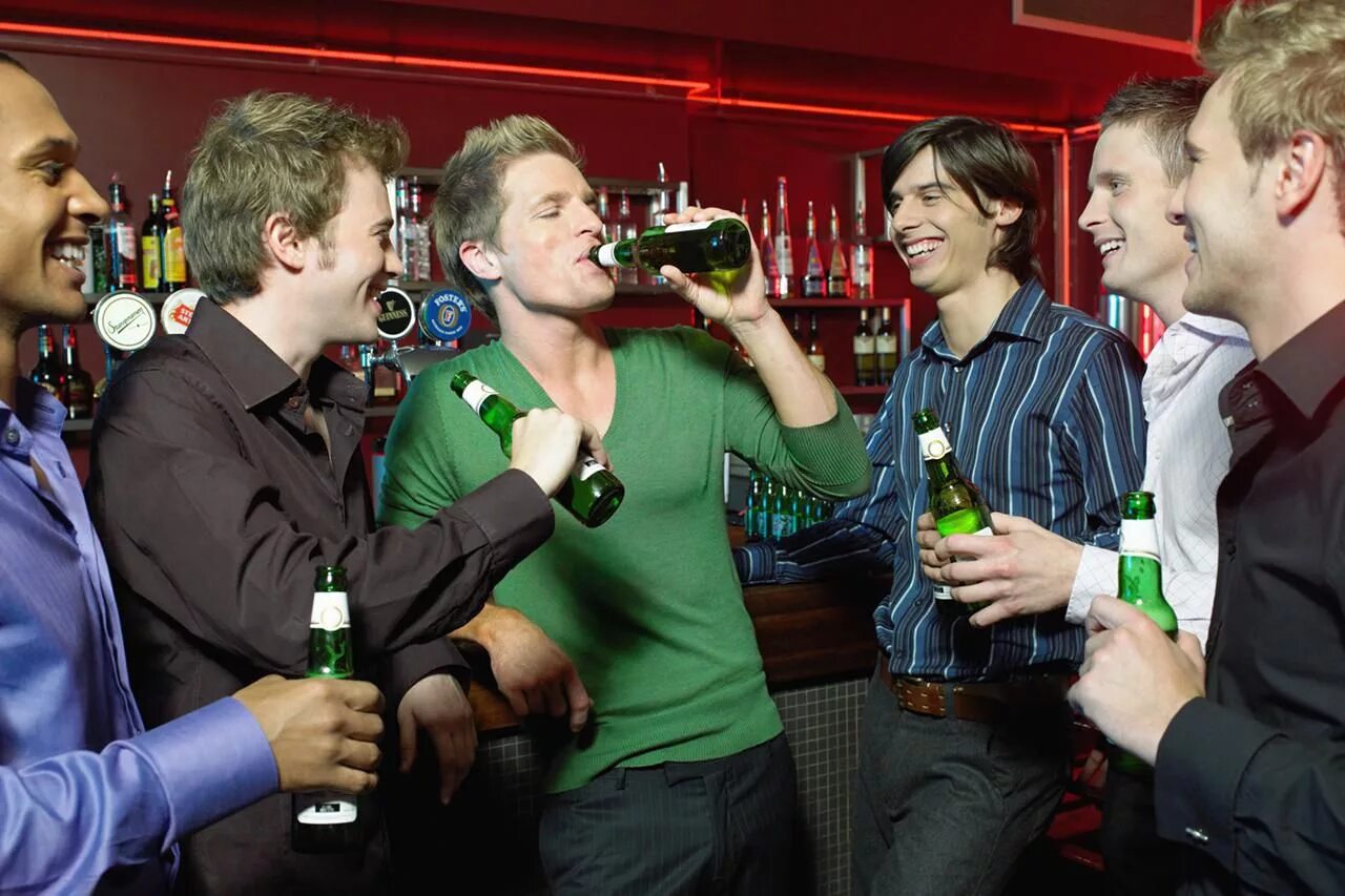 Пьющие молодые люди. Мужчина в баре с пивом. Человек с пивом. Пьющие молодые люди. Пьющий алкоголь человек.