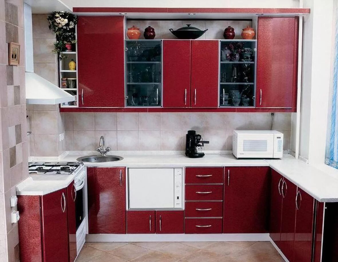 Кухни салехард. Кухонный гарнитур для маленькой. Кухонные гарнитуры для маленьких кухонь. Маленькая встроенная кухня. Гарнитуры на маленькую кухню.