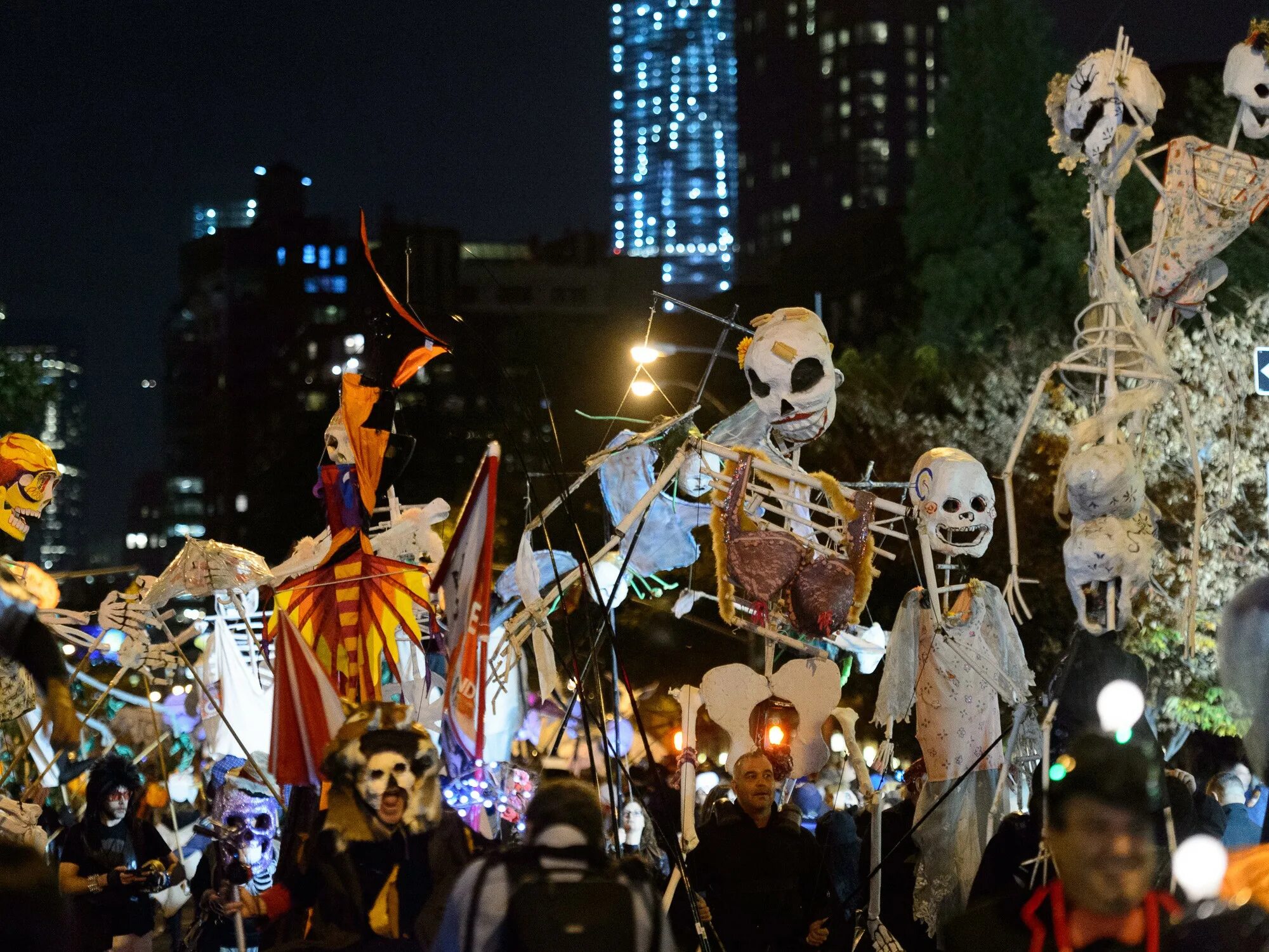 Хэллоуин праздник всех святых. Парад хэллоуин в гринвич-виллидж. the village halloween parade в нью-йорке. парад хэллоуин в нью йорке. праздник хэллоуин в америке.