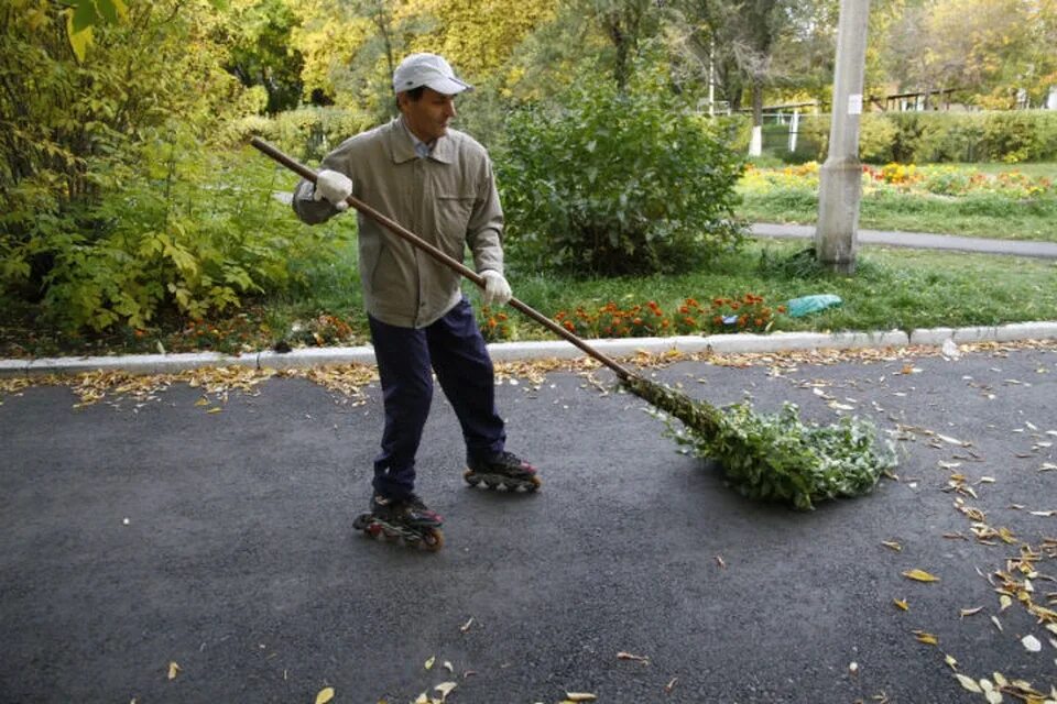 Уборка двора. Мужчина складывает одежду. Подметание пола. Проигравших убирают. Проигравших убирают.