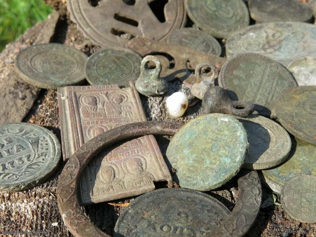 Находки кладов с металлоискателем. Коп кладов с металлоискателем. Коп по старине металлоискателем. Находки кладов монет старинных.