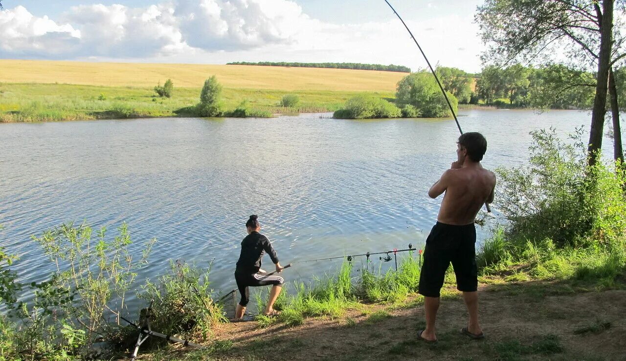 рыбалка. красивые девушки на рыбалке. ловлю рыбу. рыба не ловится. девушки на рыбалке.