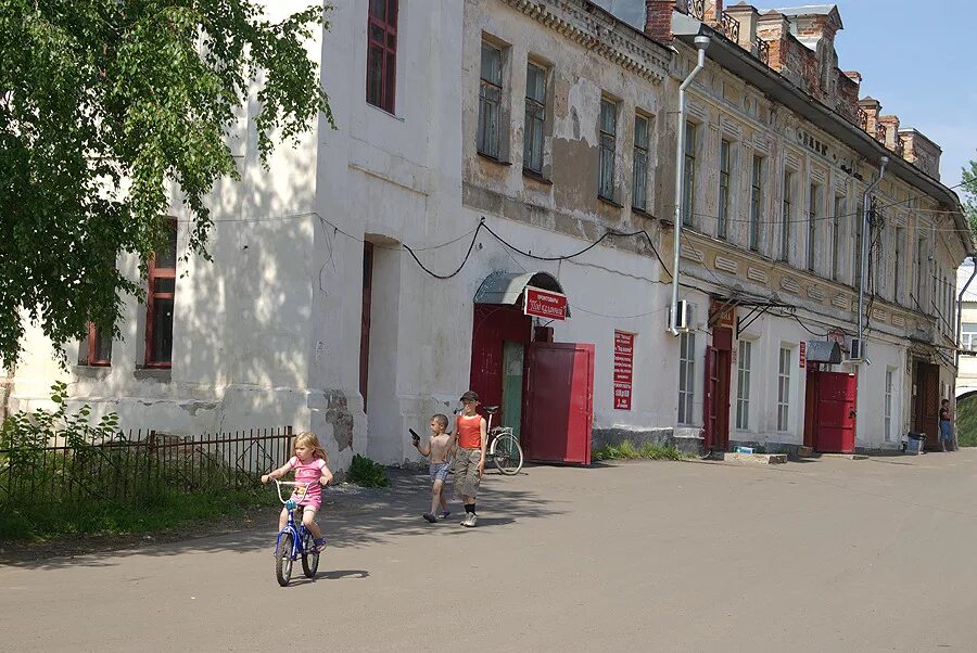 Погода в тутаеве на сегодня. Улицы Тутаева Ярославской области. Швейная фабрика г Тутаев левый берег. Улица Толбухина в г.Тутаев Ярославская обл. Тутаев сам город.