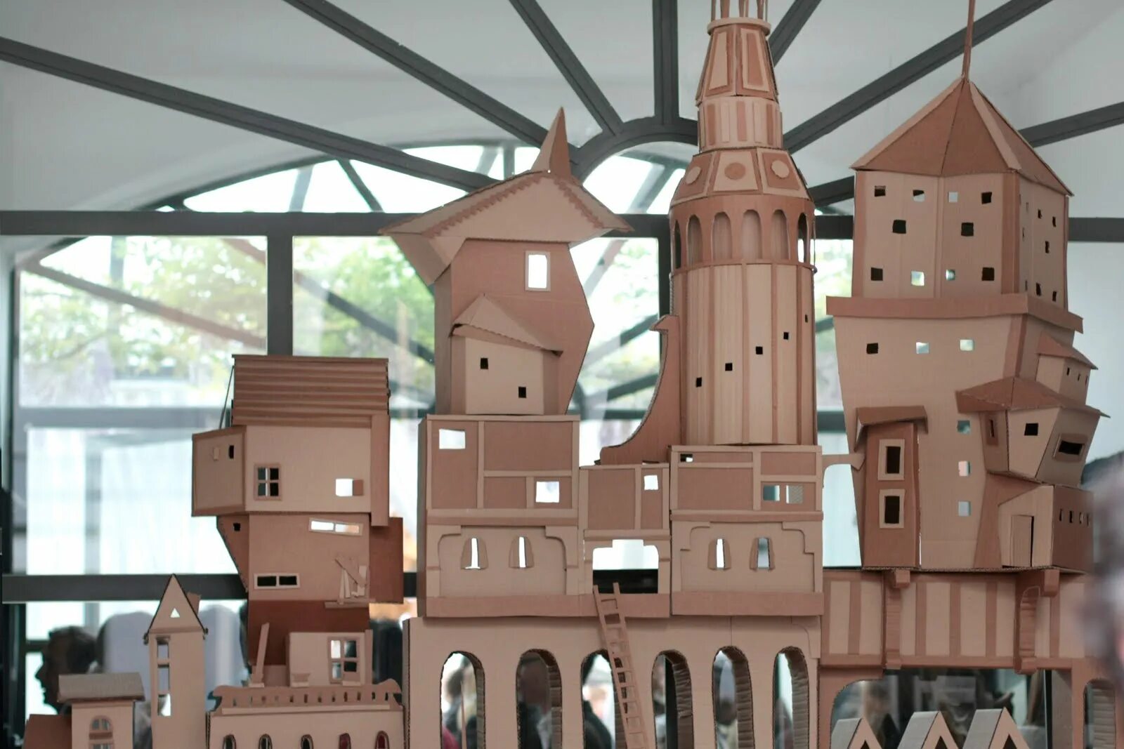 замок из картонных коробок. замок из картона. городок из картона. дом из картона. картонный конструктор 3д.