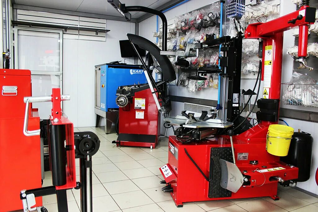 Земля шиномонтаж. Автомагазин motul. Шиномонтажный цех. Оборудование для шиномонтажного участка. Шиномонтажное помещение.