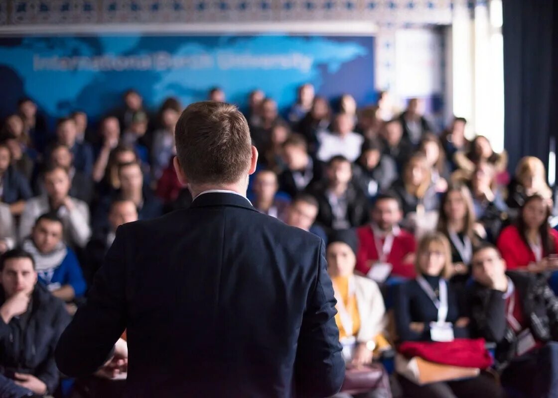 Выступление бизнесменов. Выступление бизнесменов. Выступление бизнесменов. Выступление бизнесменов. Выступать на конференции лучше одеть мужчине что.