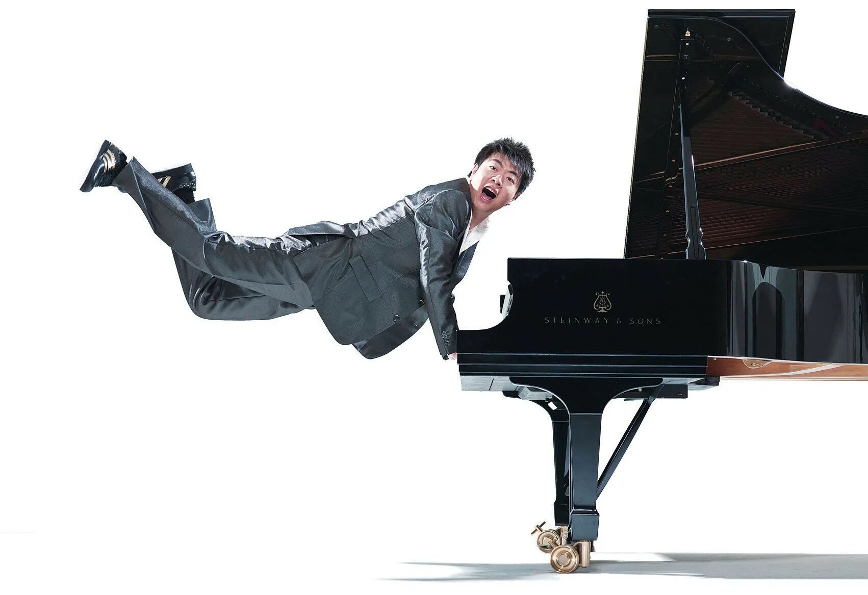 Шагающее фортепиано. Ланг Ланг пианист. Лан Лан американский пианист. Ланг Ланг пианино. Пианист Ланг Ланг фото.