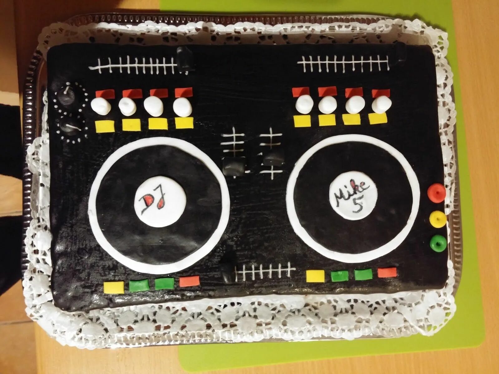 Торт с диджейским пультом. Торт диджейский пульт. Торт для диджея. Торт для звукорежиссёра. Торт для звукооператора.