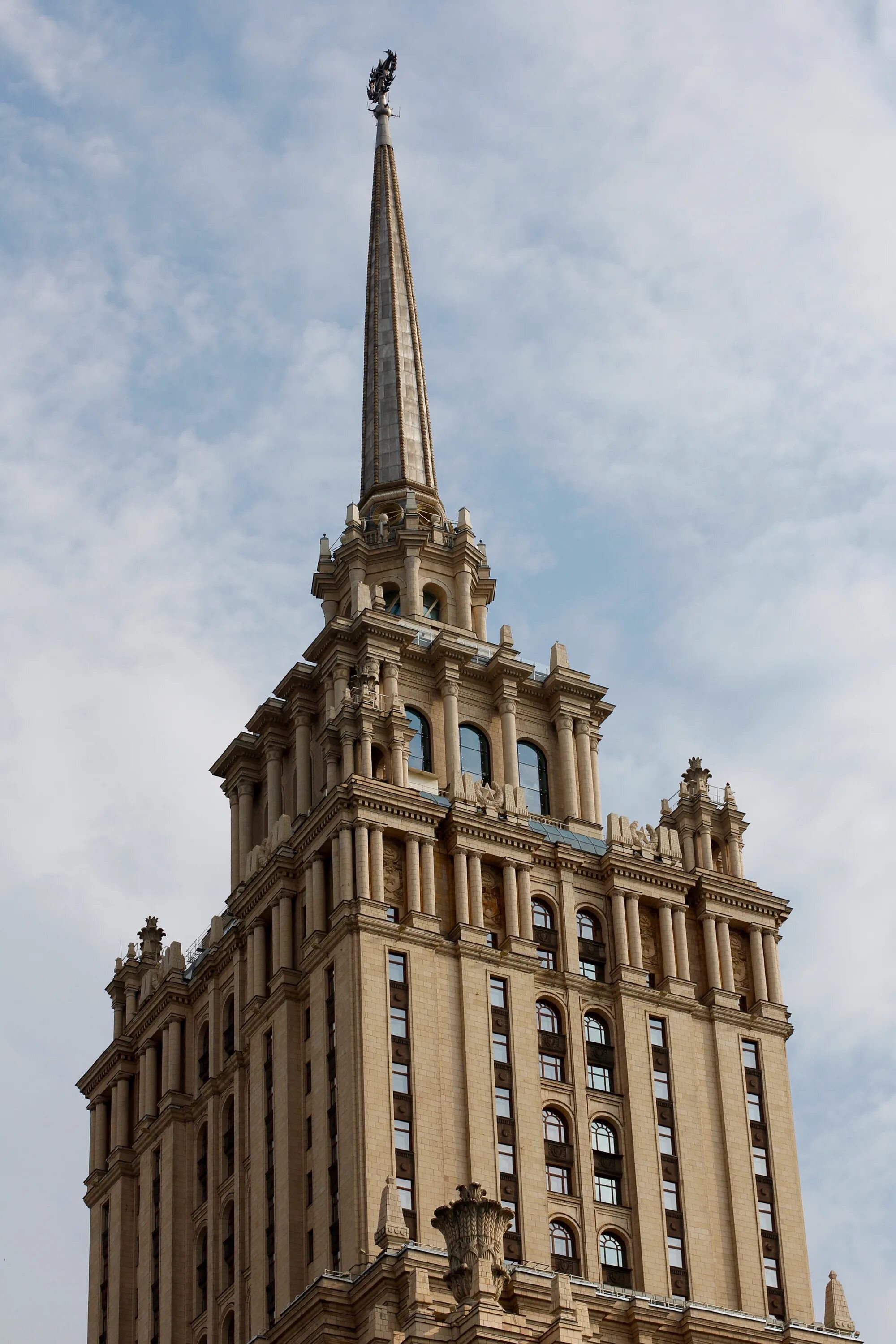 Какие есть известные здания. Сталинская высотка в Риге. Башня МГУ В Москве. Здание со шпилем в Москве. Сталинская высотка в Екатеринбурге.