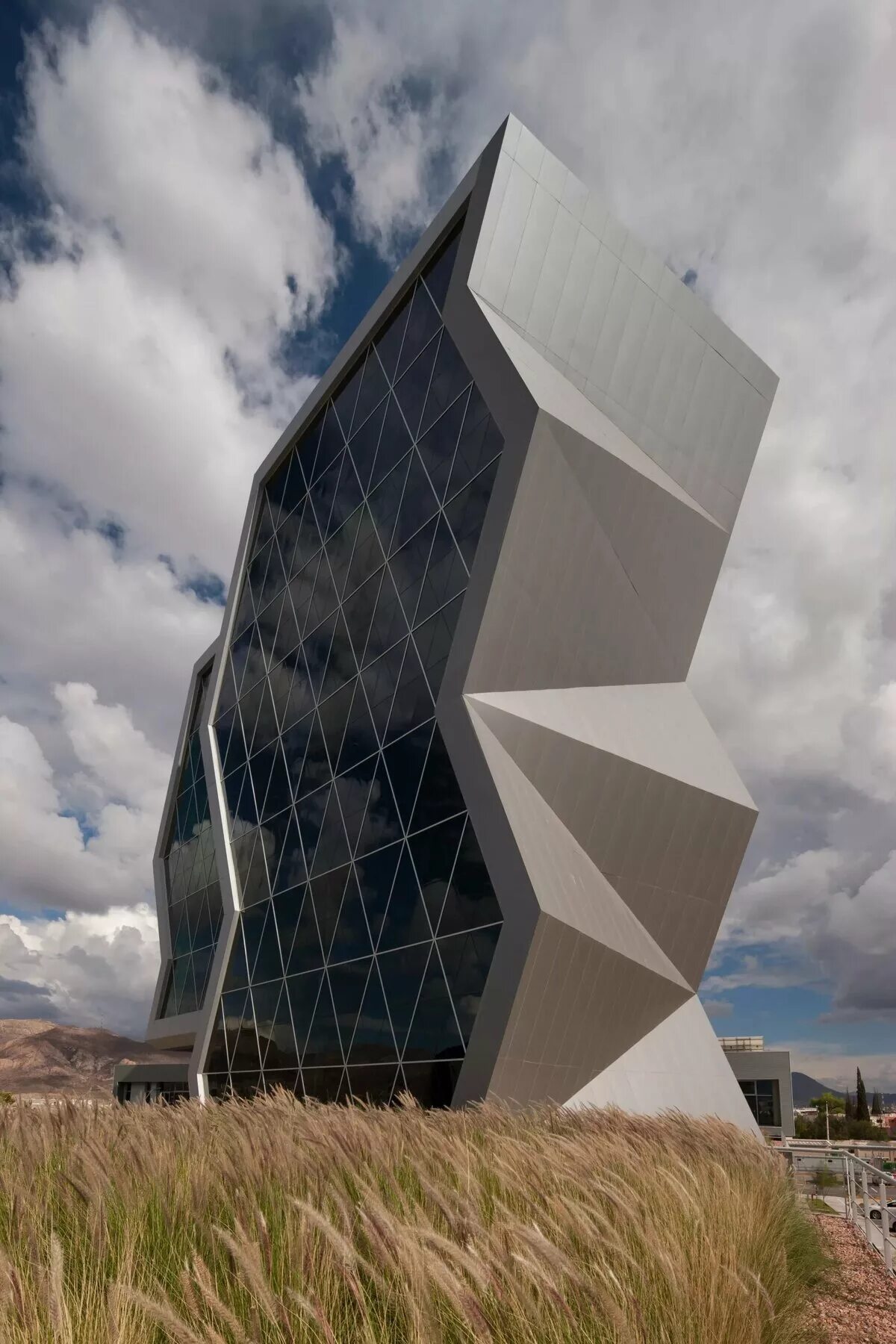 Круглое здание. Квадратная архитектура. Необычные здания. Динамический фасад здания. Биотек / бионическая, органическая архитектура.