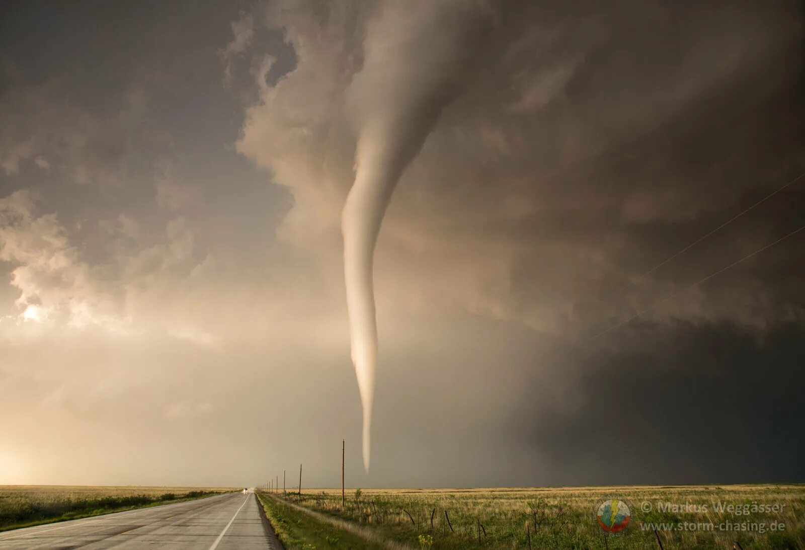 Смерчи и торнадо. Бичеподобный торнадо. Ураган смерч торнадо. Канзас и аллея торнадо. Ураган смерч торнадо тайфун.