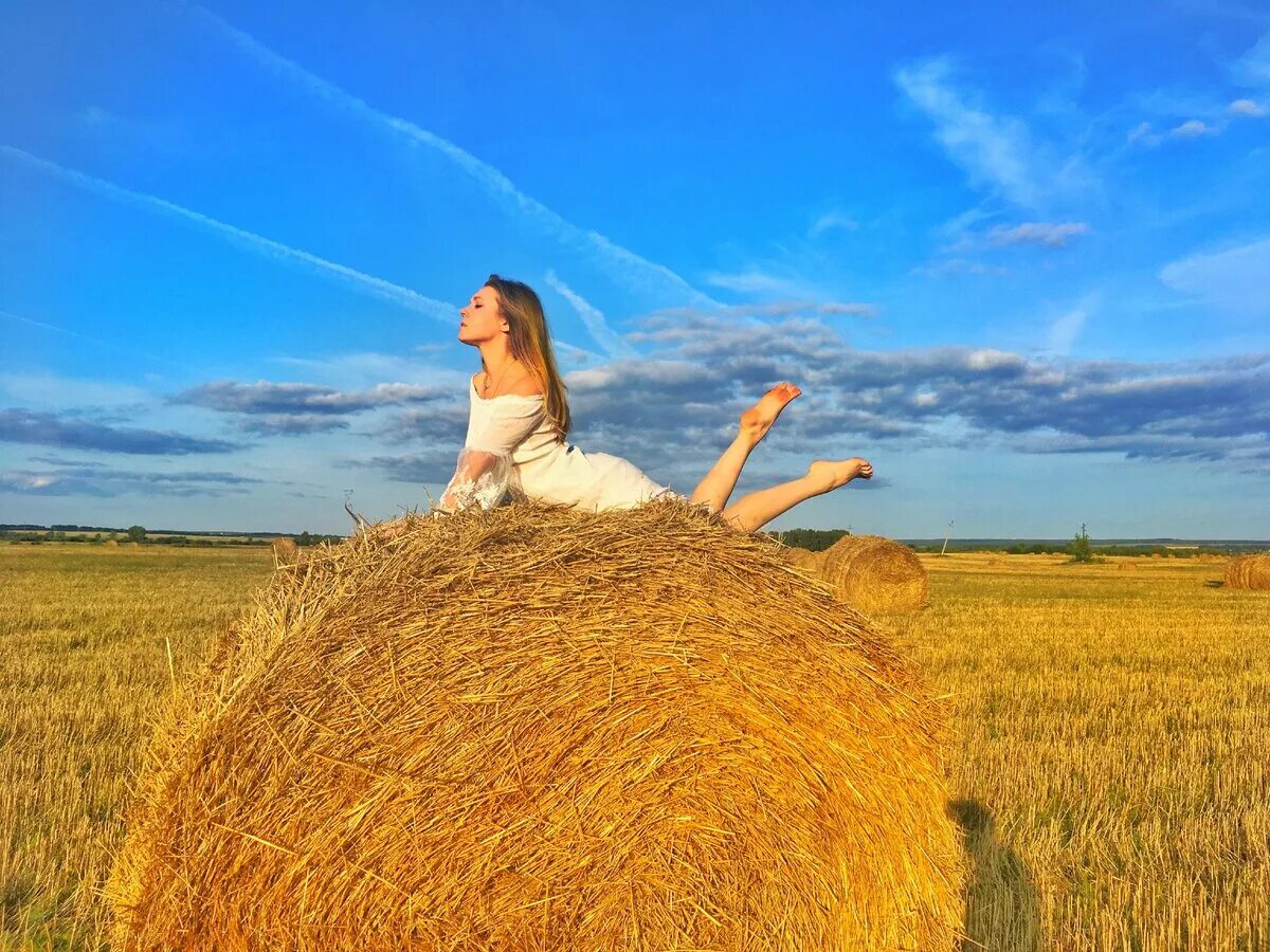 Сколько сена в стогу. Поля подсолнухов Италии стога сена. Фотосессия с тюками сена. Фотосессия с тюками сена в поле. Поле с тюками сена.