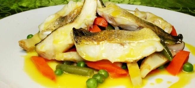 Судак в соусе на сковороде. Судак с овощами. судак в духовке. судак тушеный. судак с овощами на сковороде.