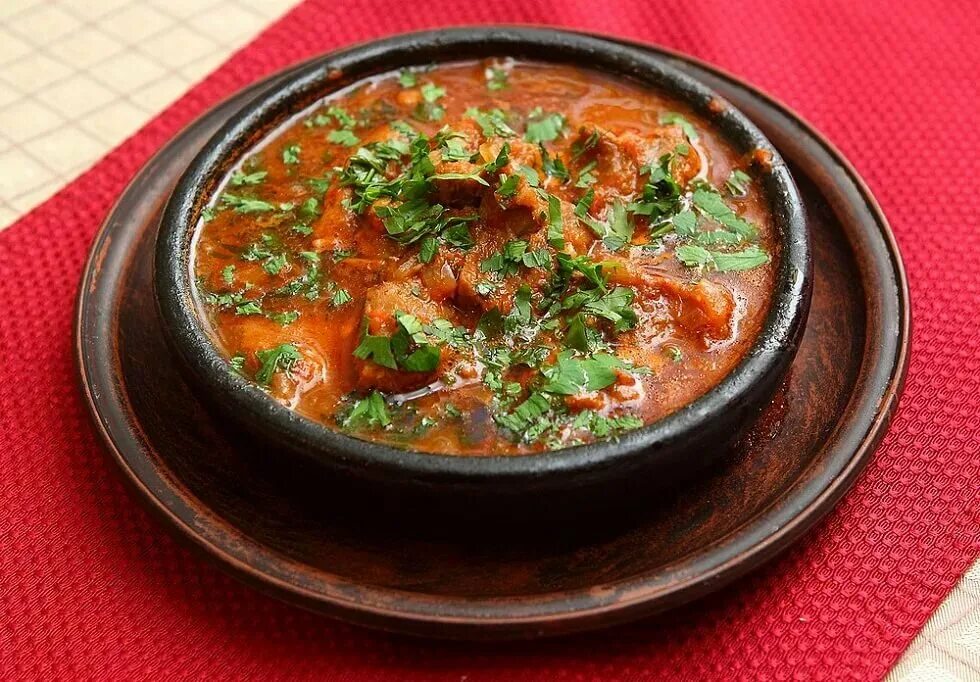 суп харчо с говядиной. чихиртма ттк. грузинский суп харчо. чихиртма второе блюдо. харчо по-грузински.