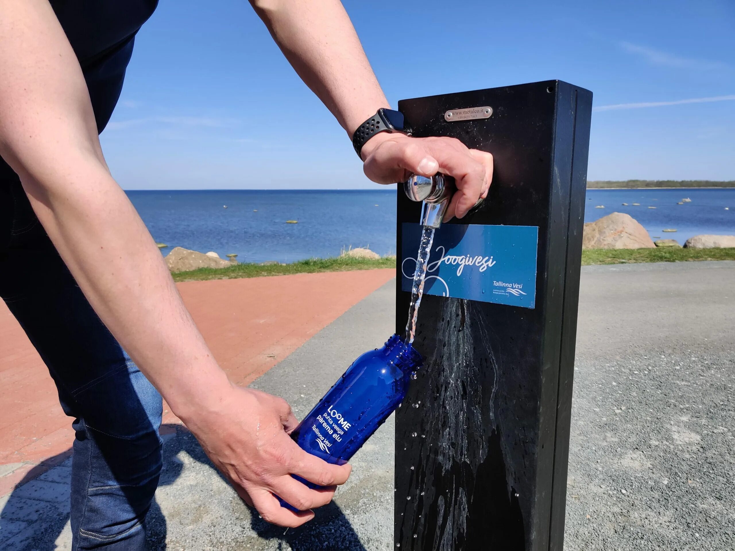 Бесплатная питьевая вода. Бутылка для воды. Где чище вода. Браслет переносящий воду.