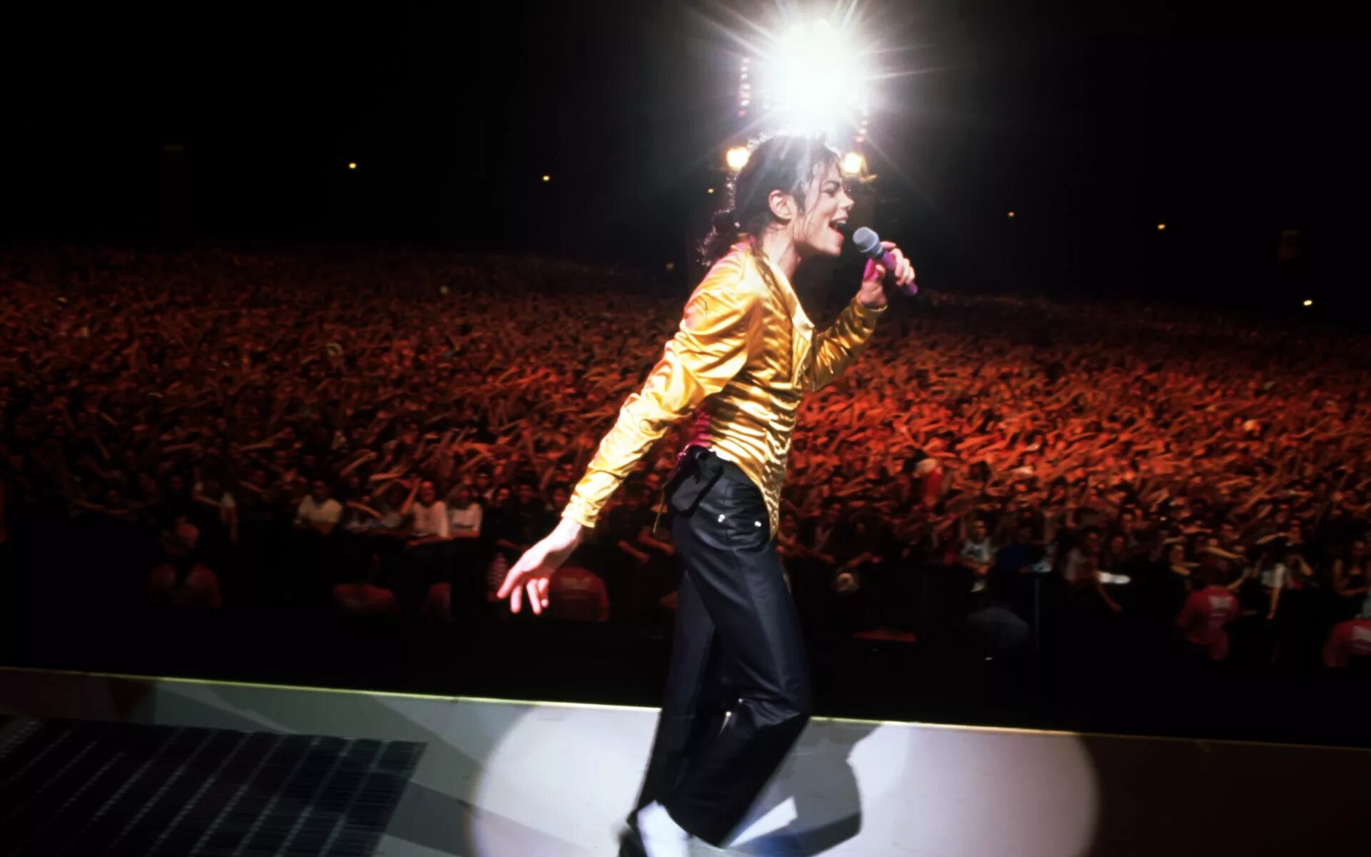 Код на сцене. Сайкл джекмон на сцене. майкл джексон на сцене. michael jackson dangerous tour live 1992. michael jackson live in bucharest 1992.