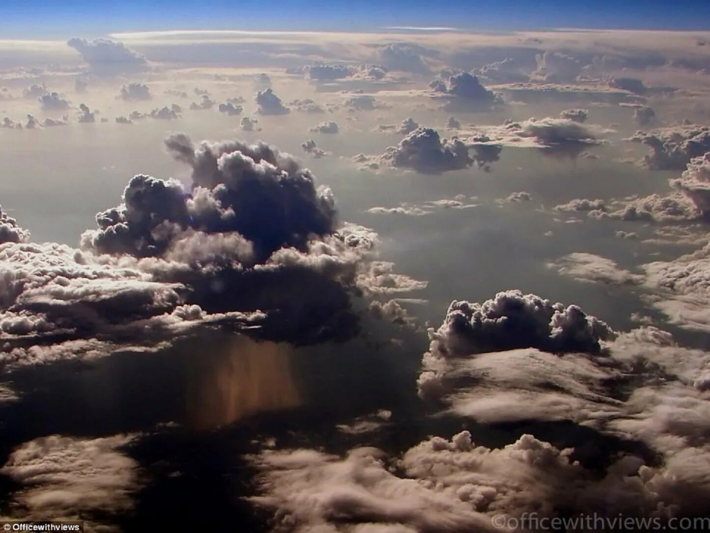Самолет в грозовом облаке. Самолет в облаках. Вид с самолета на облака. Высота облаков.