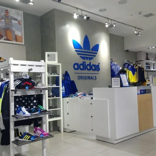 Магазин оригинал сайт. Магазин адидас ориджинал. Adidas Originals Chile. Adidas Originals фото магазина. Адидас ориджинал оз Молл.