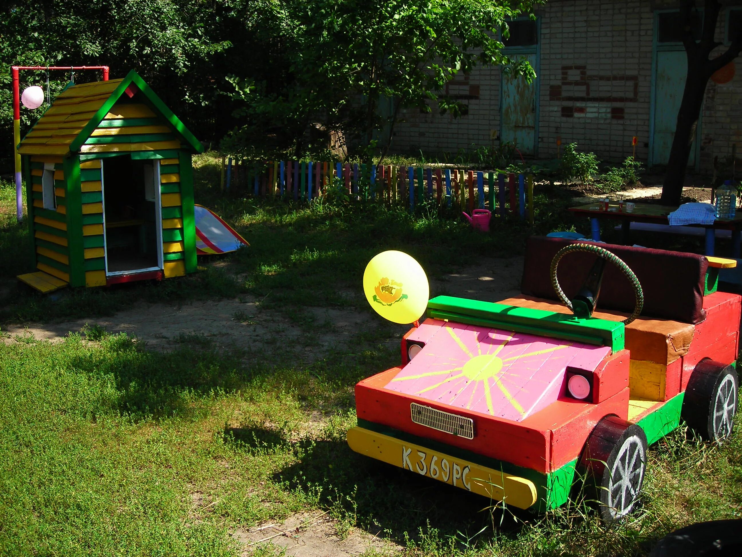 Участок детского сада летом своими руками. Украсить площадку в детском саду. Машина на участок в детский сад. Постройки на участке детского сада. Машинки для участка ДОУ.