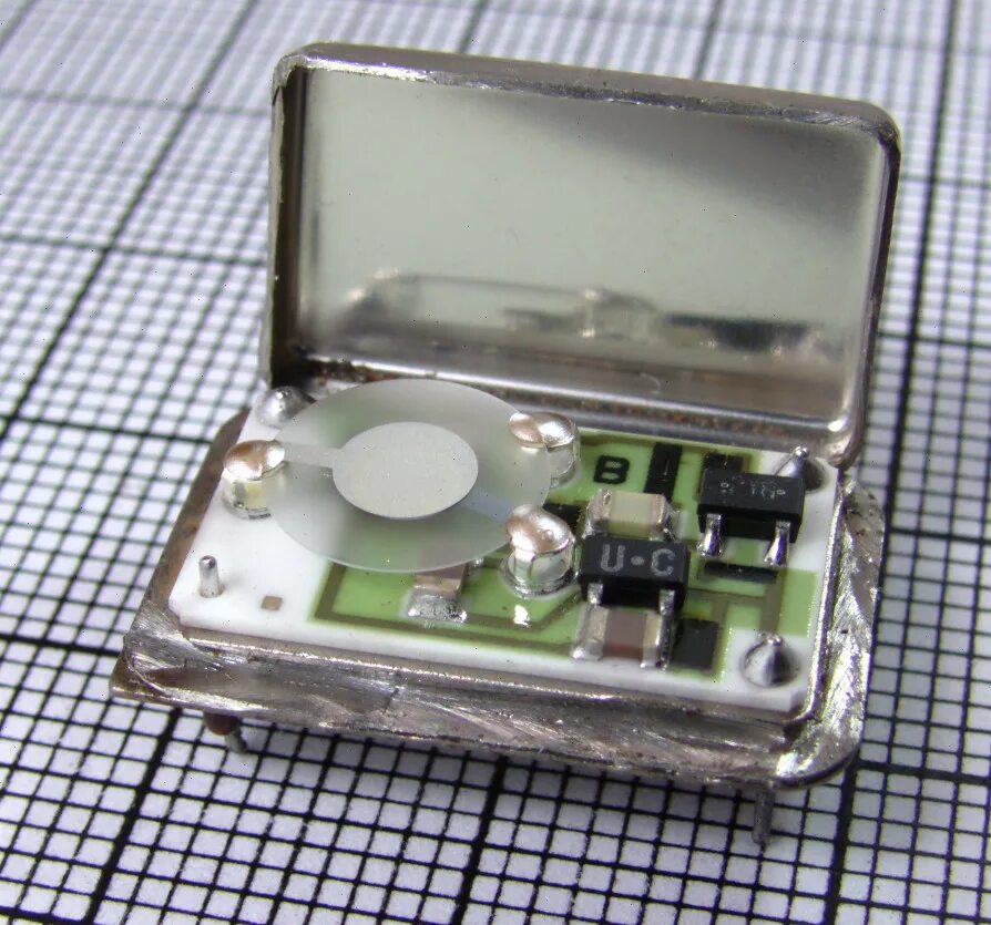 Схема для проверки кварцевых резонаторов на транзисторе. Кварцевый генератор частоты схемы на транзисторах. Кварцевый генератор 1 мгц. Кварцевый генератор 1 мгц на транзисторе. Кварцевый генератор 1 мгц.