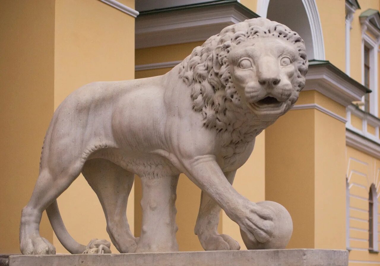 Медный всадник памятник в санкт-петербурге. Медный всадник серпухов. Сторожевые львы медный всадник. Памятник медный всадник и львы. Львы статуи спб дом лобанова ростовского.