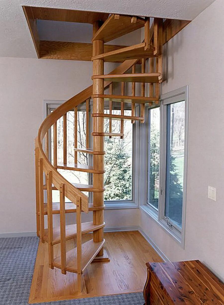 Лестница на второй этаж в маленьком доме. Винтовая деревянная лестница модульная, ДЛС-036. Винтовая лестница на антресольный этаж. Полувинтовая лестница на чердак. Лестница винтовая деревянная.