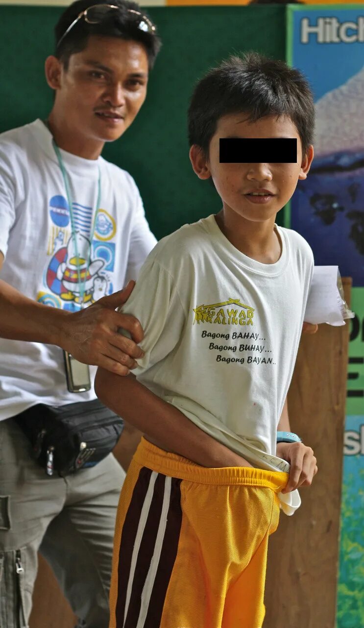 Мальчик с Филиппин. Ребенок erect. Школьники анак мальчиков. Child penis
