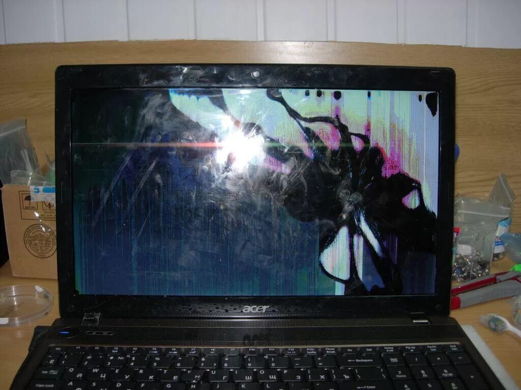 Экран Acer 5742. Матрица на Acer 5742g. Матрица на ноутбук Acer Aspire 5742g. Разбитый экран ноутбука Асер. Ремонт экрана асер