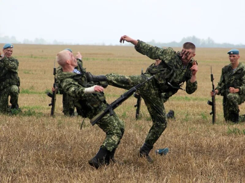 Ротация войск что это. Спецназ сухопутных войск. Воздушно-десантные войска России. Рукопашный бой в армии. Десант в бою.