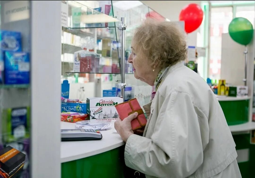 Покупатель в аптеке. Аптека для пожилых людей. Люди в аптеке. Пожилые покупатели в аптеке. Пожилые в аптеке.