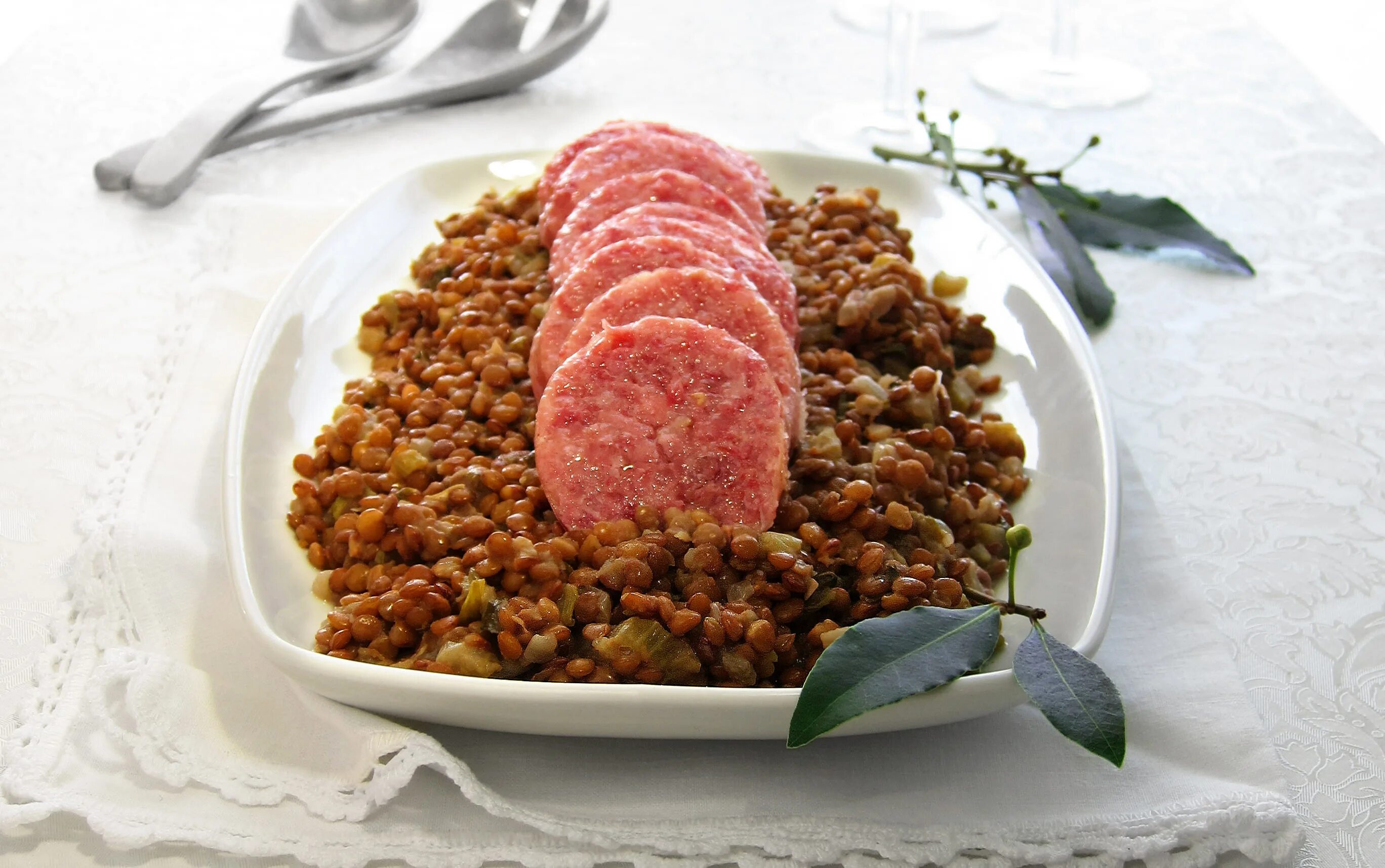 свинина с чечевицей и овощами. свинина с чечевицей рецепт. свинина с чечевицей рецепт. дзампоне итальянское блюдо. мшош армянский.