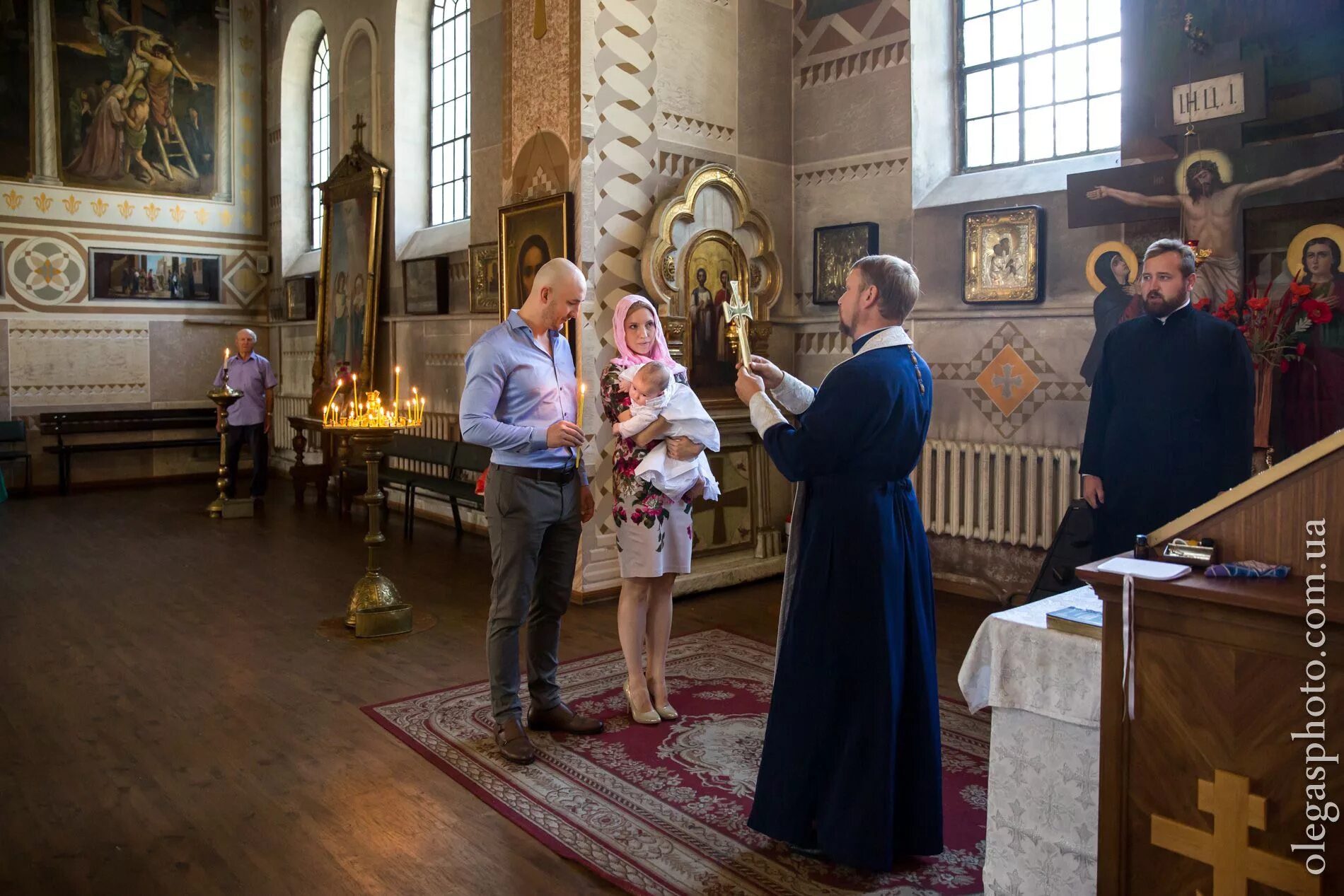 крестины ребёнка в церкви. крещение в церкви. таинство крещения в церкви. крещение фотосессия в храме. крещение ребенка.