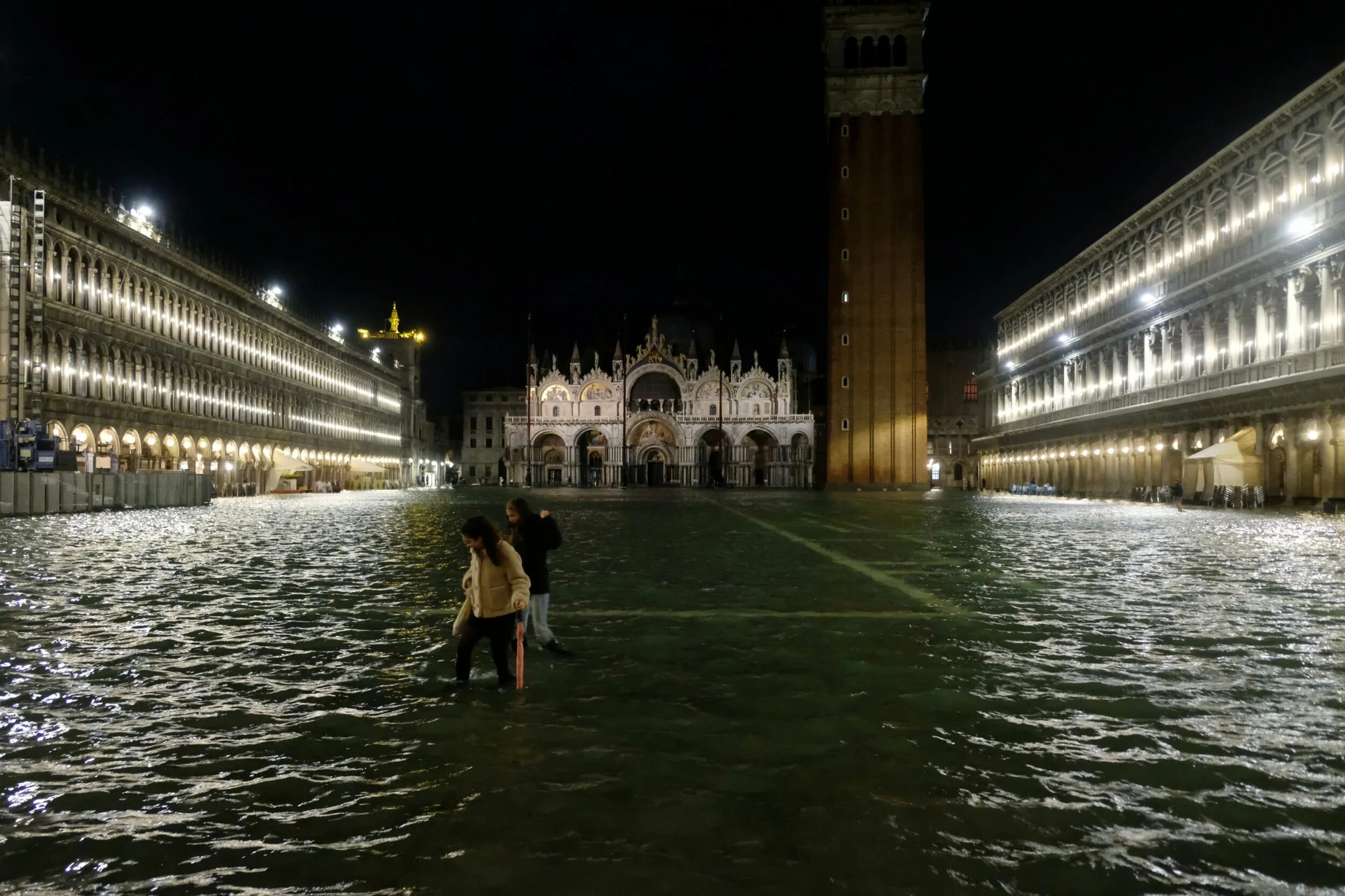 Почему венеция на воде. Площадь Сан Марко в Венеции затопило. Площадь Святого марка в Венеции. Город на воде в Италии Венеция. Венеция затопленная площадь.
