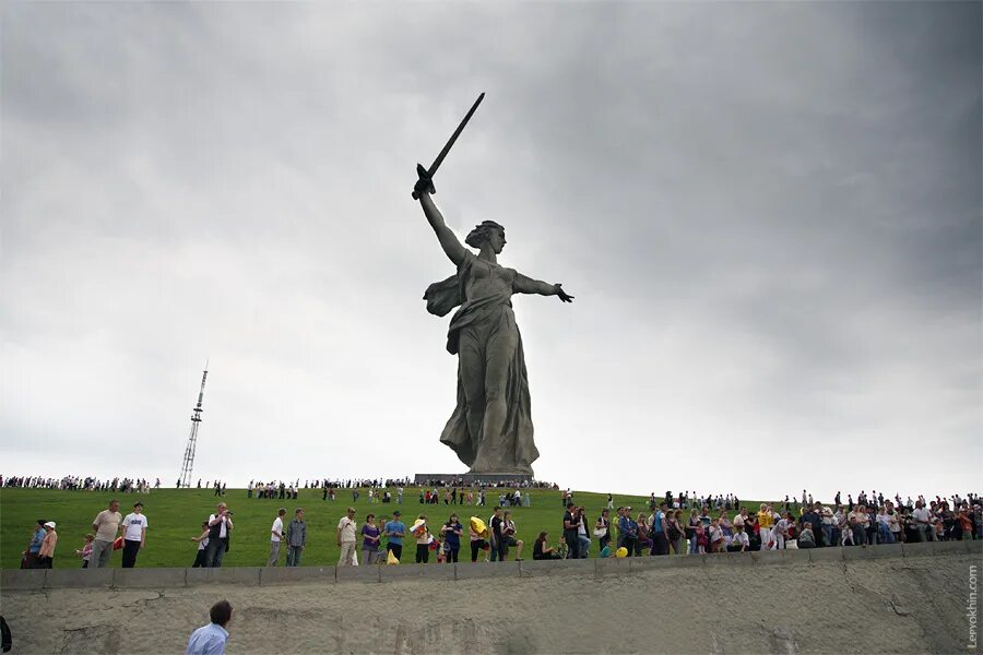 Бессмертный полк Мамаевом Кургане 9 мая Волгоград. Поделка в школу на 9 мая с Мамаевым Курганом.