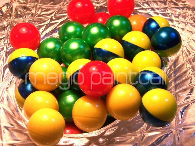 Пейнтбольных шаров. Пейнтбольные шарики. Шарики от пейнтбола. Мячик для пейнтбола. Шарики с краской для пейнтбола.