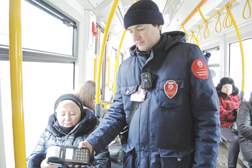 Можно ли купить билет у контролера. Контролер в автобусе. Контроллер в автобусе. Контролер Мосгортранс. Контроллер в автобусе Москва.