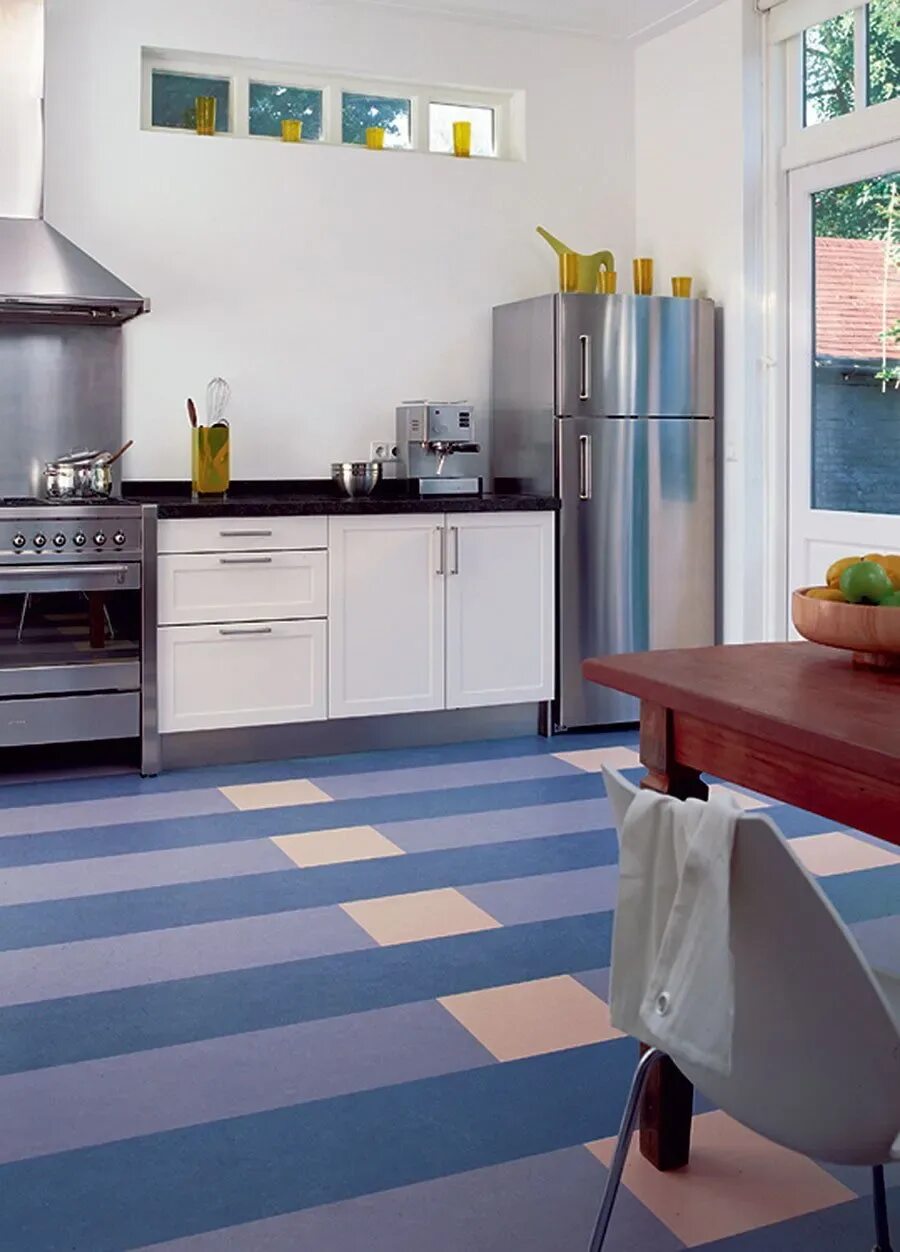 Плитка на пол двух цветов. Расцветки линолеума для кухни. Плитка на кухню на пол. Красивый линолеум на кухню. Цветной линолеум в интерьере.