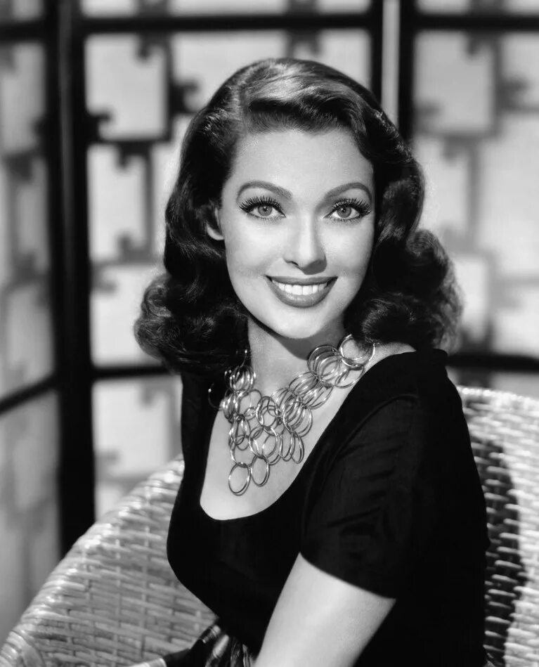 Брюнетки 60. Лоретта Тейлор. Loretta young в молодости. Лоретта Берарди. Лоретта актриса Голливуда.